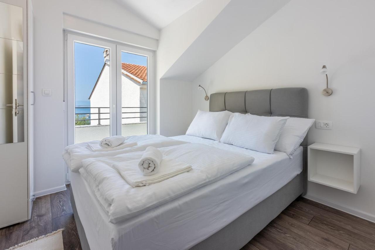 Luxury Apartments Lovorka 3 & 4***/**** Selce Esterno foto